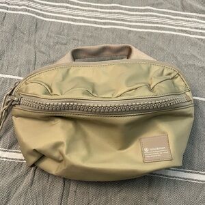 Lululemon All Day Essentials Belt Bag 2.5L Raw Linen/White Opal